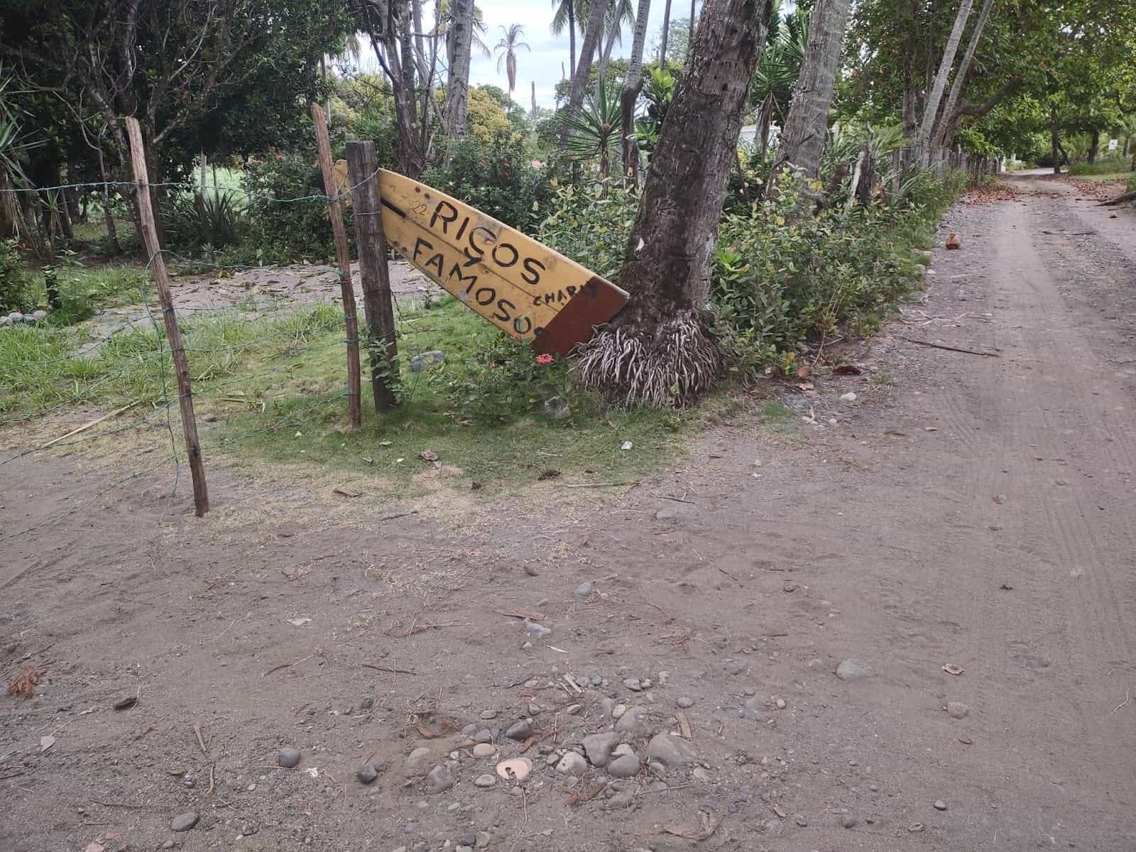 Sign for a Home That Says "Ricos y Famosos" (Rich and Famous) in Esterillos Oeste