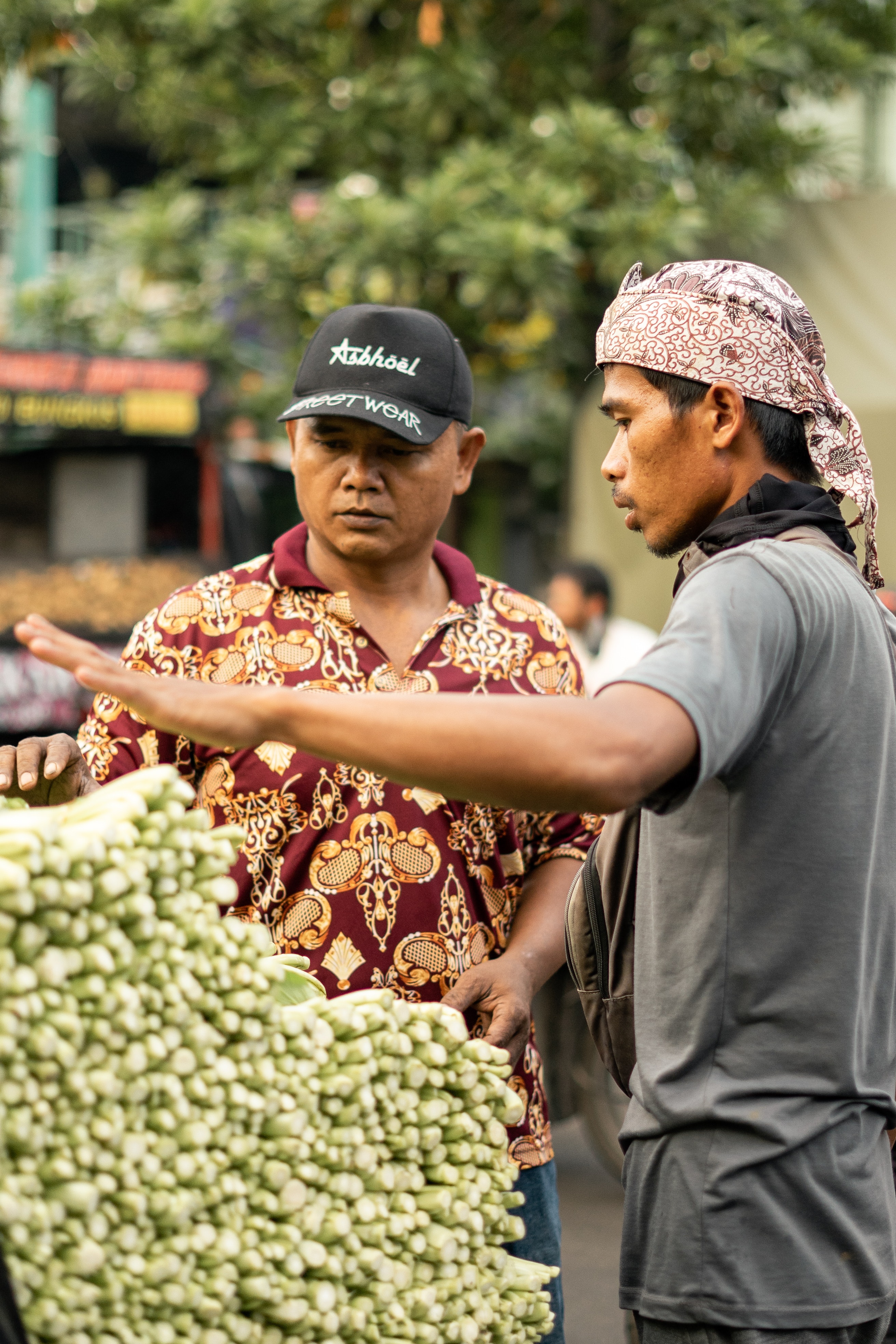 Tourist Spending Money - One of the Economic Benefits of Ecotourism Tourist Spending Money - One of the Economic Benefits of Ecotourism